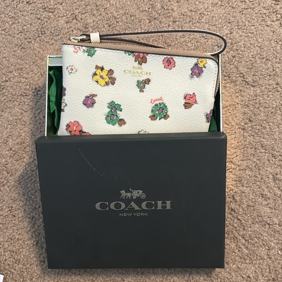 Coach Corner Zip Wristlet in Spaced Floral Field print - Picture 4 of 5
